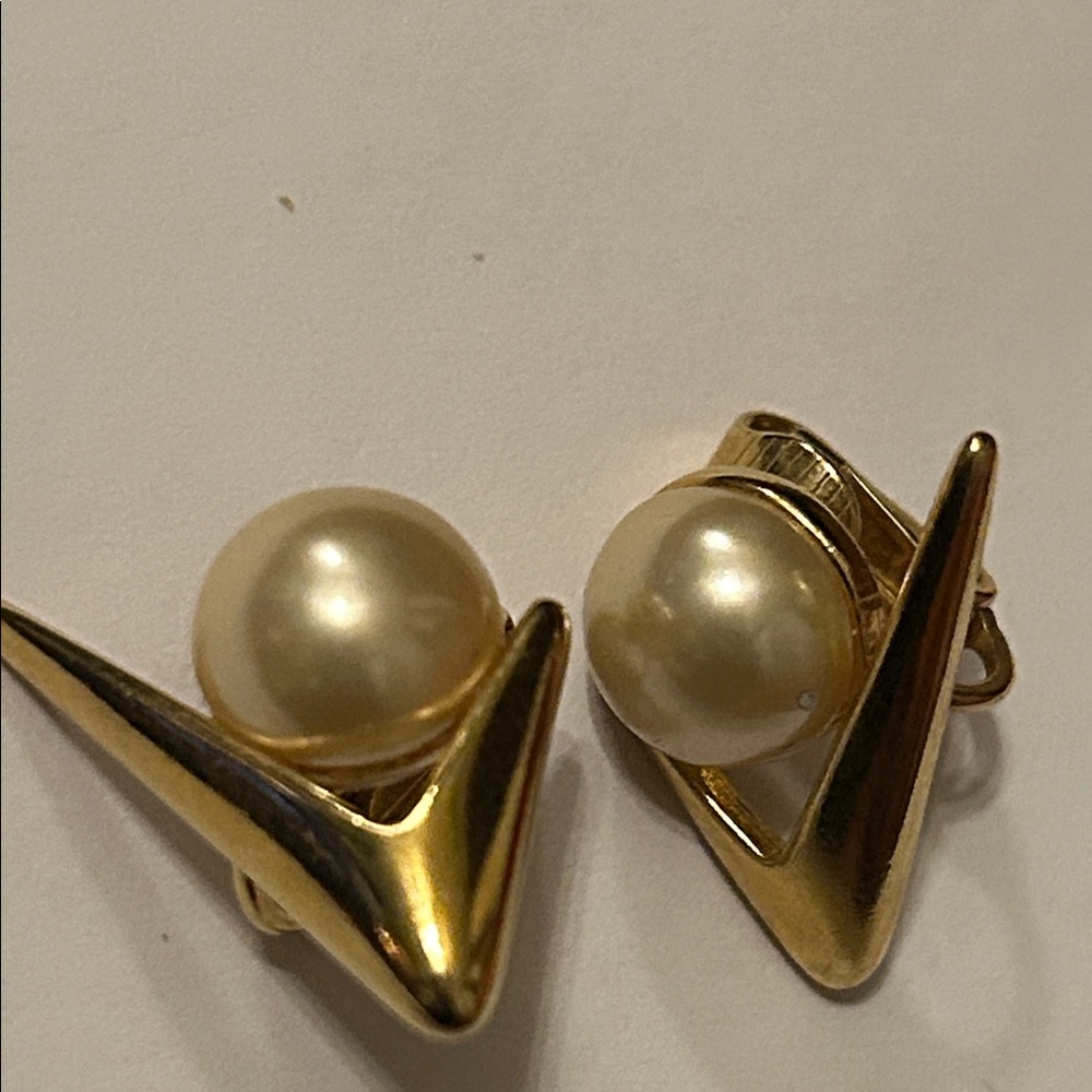 VTG 50’s TRIFARI Gold Tone Pearl V-Accent Clip-On Earrings Estate Piece